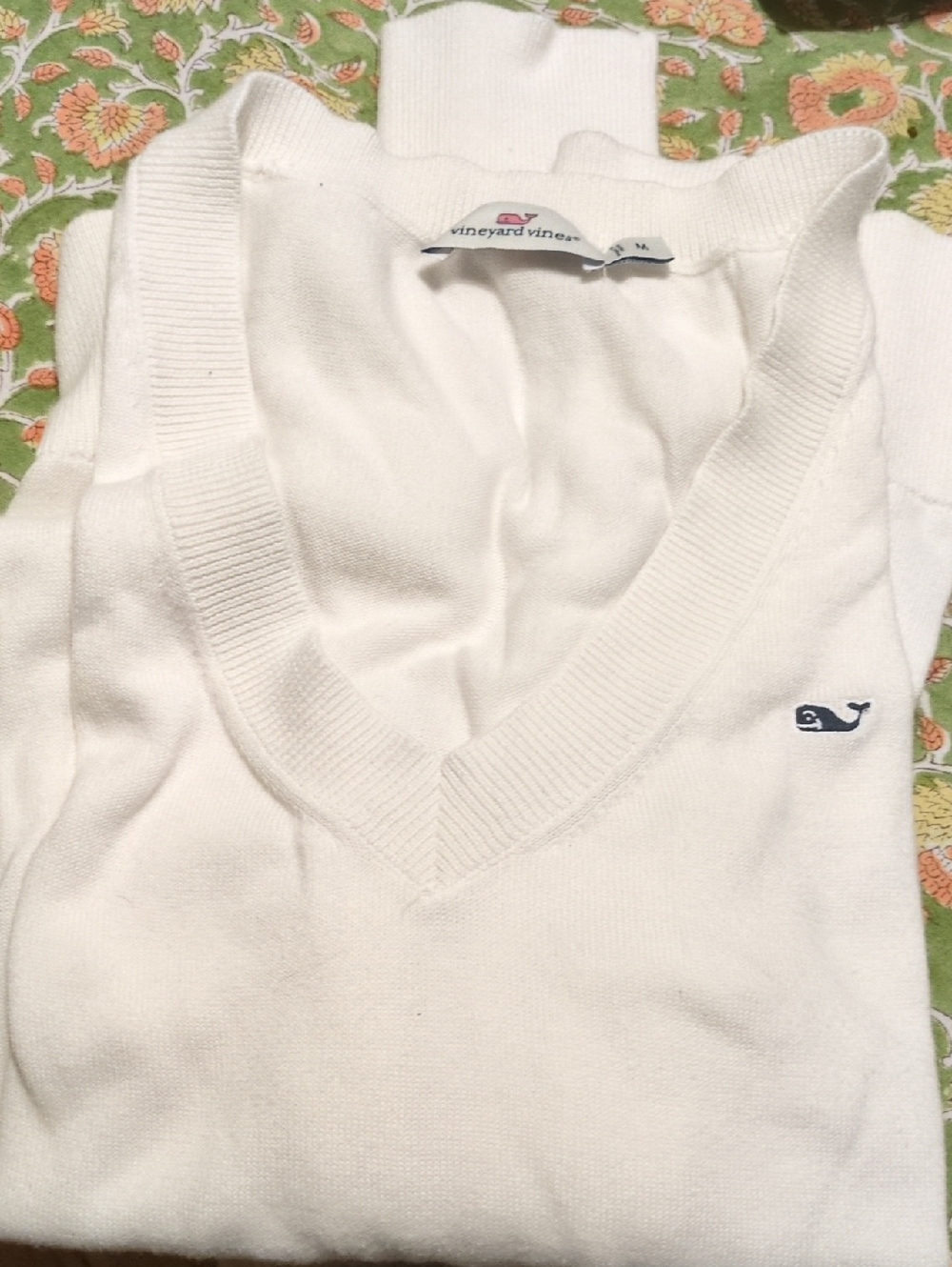 Vineyard Vines Women's Cream V-Neck Sweater with Whale Embroidery